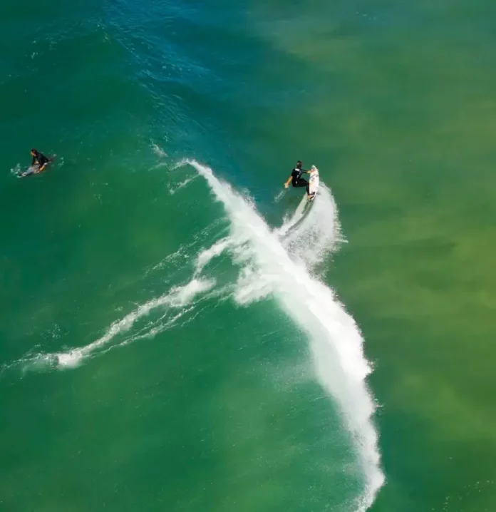 Layback-Pro Atleta do Layback Pro pegando onda na Praia do Santinho durante etapa decisiva do QS 4.000.