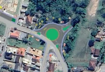 Vista aérea do local da futura rotatória em Forquilhas, com a área da obra destacada em verde, mostrando a implantação da nova estrutura viária.