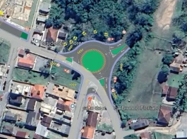 Vista aérea do local da futura rotatória em Forquilhas, com a área da obra destacada em verde, mostrando a implantação da nova estrutura viária.