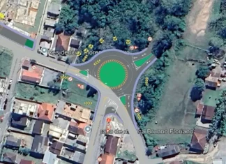 Vista aérea do local da futura rotatória em Forquilhas, com a área da obra destacada em verde, mostrando a implantação da nova estrutura viária.