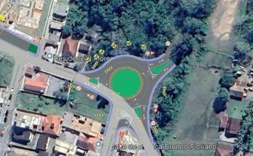 Vista aérea do local da futura rotatória em Forquilhas, com a área da obra destacada em verde, mostrando a implantação da nova estrutura viária.