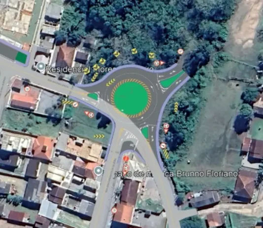 Vista aérea do local da futura rotatória em Forquilhas, com a área da obra destacada em verde, mostrando a implantação da nova estrutura viária.