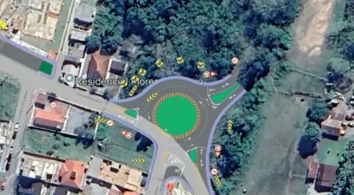 Vista aérea do local da futura rotatória em Forquilhas, com a área da obra destacada em verde, mostrando a implantação da nova estrutura viária.