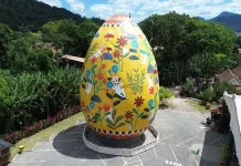 Osterfest em Pomerode reúne tradição e recordes na maior festa de Páscoa do Brasil ovo gigante com 16 metros de altura em exposição na OSTERFEST em Pomerode