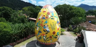 ovo gigante com 16 metros de altura em exposição na OSTERFEST em Pomerode