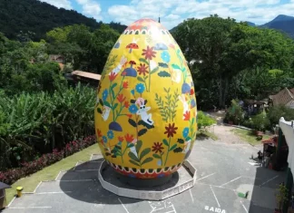 ovo gigante com 16 metros de altura em exposição na OSTERFEST em Pomerode