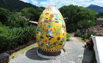 Osterfest em Pomerode reúne tradição e recordes na maior festa de Páscoa do Brasil ovo gigante com 16 metros de altura em exposição na OSTERFEST em Pomerode