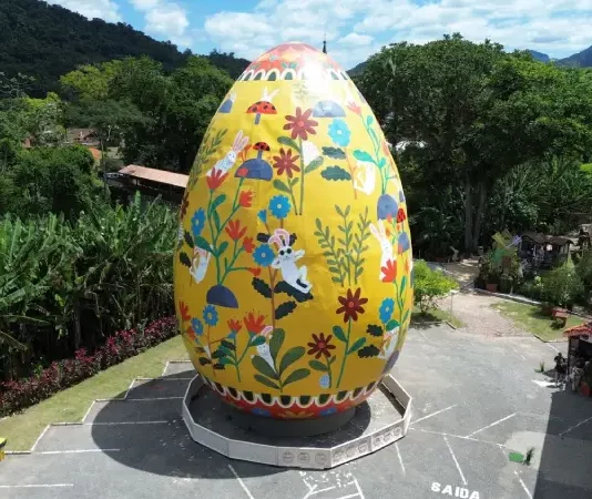 Osterfest em Pomerode reúne tradição e recordes na maior festa de Páscoa do Brasil ovo gigante com 16 metros de altura em exposição na OSTERFEST em Pomerode