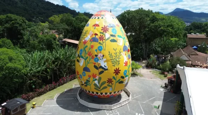 ovo gigante com 16 metros de altura em exposição na OSTERFEST em Pomerode