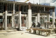 Hospital Regional de Palhoça avança e terá 183 leitos com investimento de R$ 119 milhões Operários trabalham no canteiro de obras do Hospital Regional de Palhoça, construindo pilares e lajes da nova unidade de saúde