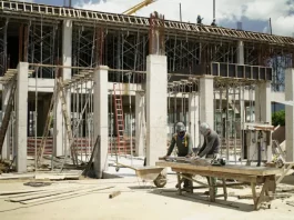 Hospital Regional de Palhoça avança e terá 183 leitos com investimento de R$ 119 milhões Operários trabalham no canteiro de obras do Hospital Regional de Palhoça, construindo pilares e lajes da nova unidade de saúde