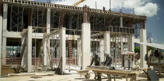 Operários trabalham no canteiro de obras do Hospital Regional de Palhoça, construindo pilares e lajes da nova unidade de saúde