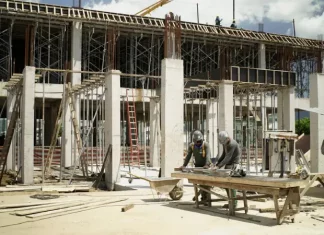 Hospital Regional de Palhoça avança e terá 183 leitos com investimento de R$ 119 milhões Operários trabalham no canteiro de obras do Hospital Regional de Palhoça, construindo pilares e lajes da nova unidade de saúde
