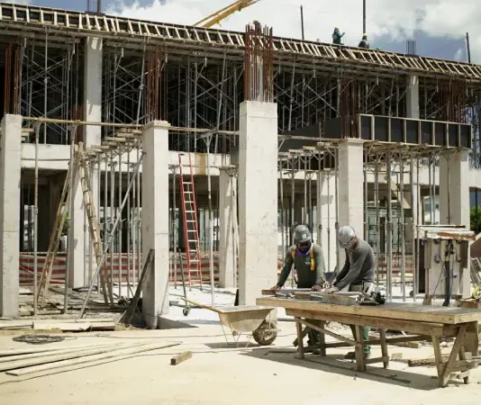Operários trabalham no canteiro de obras do Hospital Regional de Palhoça, construindo pilares e lajes da nova unidade de saúde
