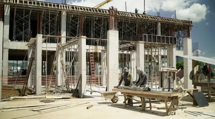 Hospital Regional de Palhoça avança e terá 183 leitos com investimento de R$ 119 milhões Operários trabalham no canteiro de obras do Hospital Regional de Palhoça, construindo pilares e lajes da nova unidade de saúde