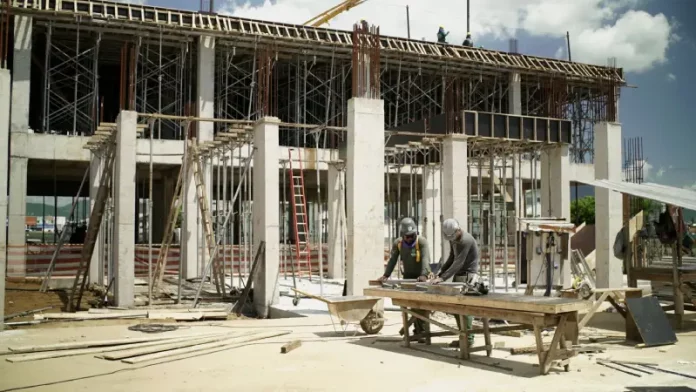 Obras Hospital Regional de Palhoça Operários trabalham no canteiro de obras do Hospital Regional de Palhoça, construindo pilares e lajes da nova unidade de saúde