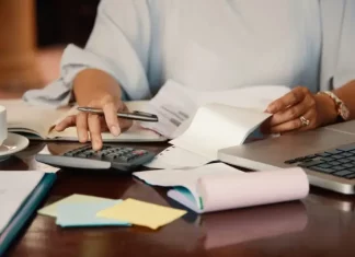 Mais de 5 mil contribuintes usam o PPI São José em Dia para pagar débitos Mulher usando calculadora e revisando papéis para simbolizar a regularização de dívidas no PPI São José em Dia