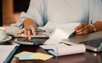 Mais de 5 mil contribuintes usam o PPI São José em Dia para pagar débitos Mulher usando calculadora e revisando papéis para simbolizar a regularização de dívidas no PPI São José em Dia