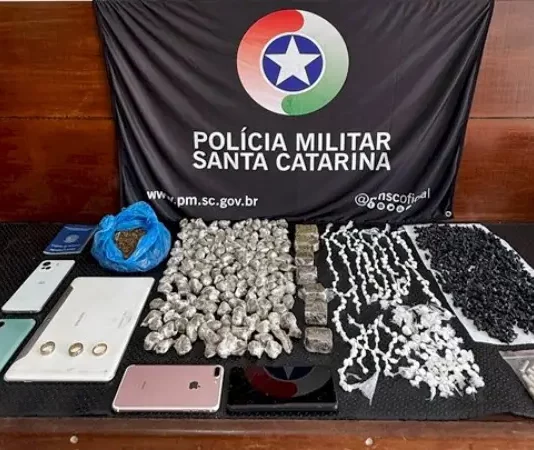 pedras de crack apreendidas pela Polícia Militar