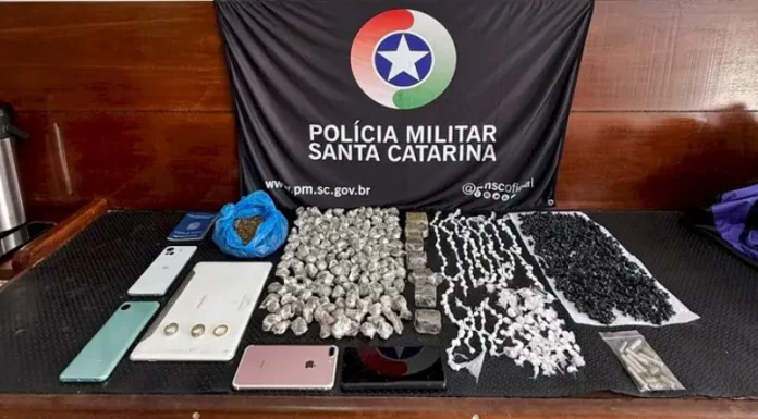 pedras de crack apreendidas pela Polícia Militar