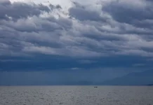 Nuvens escuras e carregadas sobre o mar em Santa Catarina indicam a chegada de frente fria e temporais previstos na previsão do tempo para o estado.