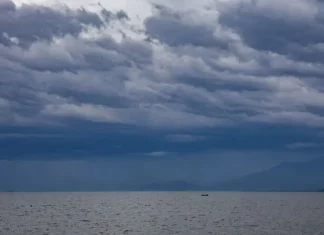Nuvens escuras e carregadas sobre o mar em Santa Catarina indicam a chegada de frente fria e temporais previstos na previsão do tempo para o estado.