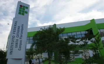 IFSC abre concurso público para preenchimento de 65 vagas Fachada do Câmpus Florianópolis-Centro do IFSC, onde ocorre o Programa Partiu IF 2026