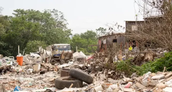 Prefeitura de São José intensifica fiscalização de terrenos baldios e combate descarte irregular Cerca de 200 terrenos baldios já foram notificados pela campanha São José em Ordem