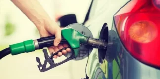 Mão segurando bomba de gasolina representando ação do Procon de Florianópolis