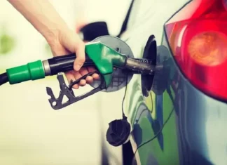Procon de Florianópolis determina que posto venda gasolina a preço de custo após constatar aumento injustificado Mão segurando bomba de gasolina representando ação do Procon de Florianópolis