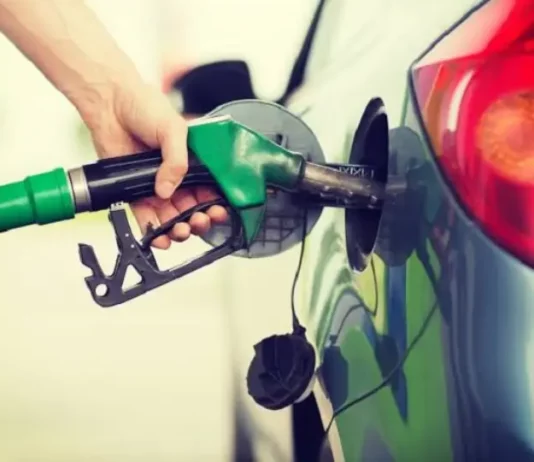 Mão segurando bomba de gasolina representando ação do Procon de Florianópolis