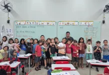 Alunos estudam ciclo de vida do mosquito Aedes aegypti em escola de Florianópolis Alunos do 2º ano da Escola Básica Municipal Gentil da Conceição, em Florianópolis, participam de atividade em sala de aula sobre o mosquito Aedes aegypti e prevenção da dengue.