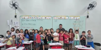 Alunos do 2º ano da Escola Básica Municipal Gentil da Conceição, em Florianópolis, participam de atividade em sala de aula sobre o mosquito Aedes aegypti e prevenção da dengue.