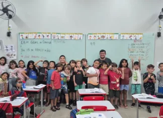 Alunos estudam ciclo de vida do mosquito Aedes aegypti em escola de Florianópolis Alunos do 2º ano da Escola Básica Municipal Gentil da Conceição, em Florianópolis, participam de atividade em sala de aula sobre o mosquito Aedes aegypti e prevenção da dengue.