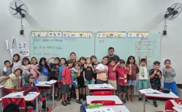 Alunos estudam ciclo de vida do mosquito Aedes aegypti em escola de Florianópolis Alunos do 2º ano da Escola Básica Municipal Gentil da Conceição, em Florianópolis, participam de atividade em sala de aula sobre o mosquito Aedes aegypti e prevenção da dengue.