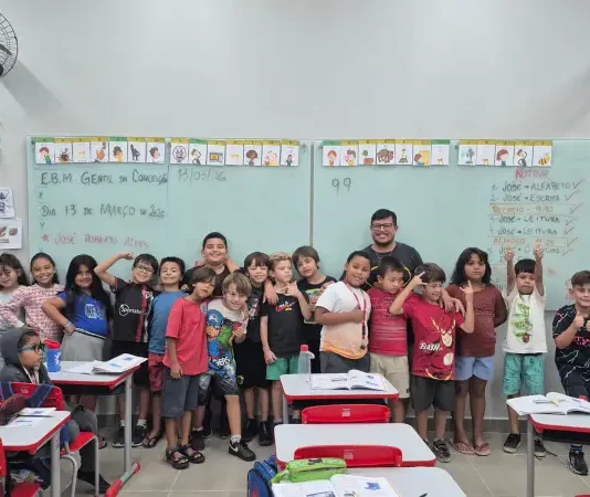 Alunos estudam ciclo de vida do mosquito Aedes aegypti em escola de Florianópolis Alunos do 2º ano da Escola Básica Municipal Gentil da Conceição, em Florianópolis, participam de atividade em sala de aula sobre o mosquito Aedes aegypti e prevenção da dengue.