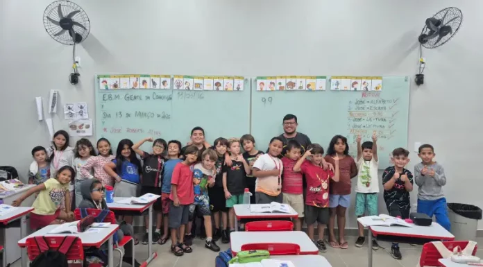 Alunos do 2º ano da Escola Básica Municipal Gentil da Conceição, em Florianópolis, participam de atividade em sala de aula sobre o mosquito Aedes aegypti e prevenção da dengue.