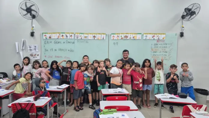 aedes Alunos do 2º ano da Escola Básica Municipal Gentil da Conceição, em Florianópolis, participam de atividade em sala de aula sobre o mosquito Aedes aegypti e prevenção da dengue.
