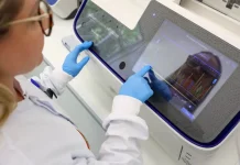 Tecnologia inédita garante análise de autenticidade do pescado em SC Técnica realiza análise de pescados em Santa Catarina com equipamento de DNA, verificando autenticidade e qualidade das espécies em laboratório.