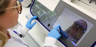 Técnica realiza análise de pescados em Santa Catarina com equipamento de DNA, verificando autenticidade e qualidade das espécies em laboratório.