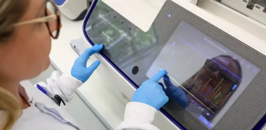 Tecnologia inédita garante análise de autenticidade do pescado em SC Técnica realiza análise de pescados em Santa Catarina com equipamento de DNA, verificando autenticidade e qualidade das espécies em laboratório.