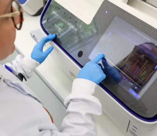 Técnica realiza análise de pescados em Santa Catarina com equipamento de DNA, verificando autenticidade e qualidade das espécies em laboratório.