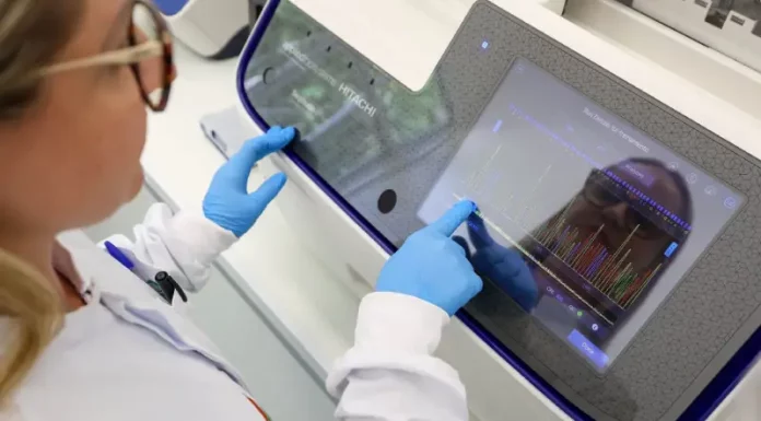 Técnica realiza análise de pescados em Santa Catarina com equipamento de DNA, verificando autenticidade e qualidade das espécies em laboratório.