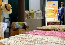 Artesanato em renda de bilro exposto no Armazém da Renda em Florianópolis, com peças produzidas por rendeiras para valorização cultural e comercialização ao público.