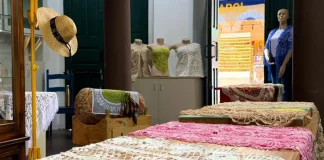 Artesanato em renda de bilro exposto no Armazém da Renda em Florianópolis, com peças produzidas por rendeiras para valorização cultural e comercialização ao público.