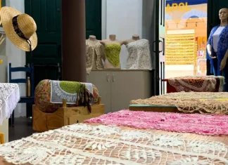 Artesanato em renda de bilro exposto no Armazém da Renda em Florianópolis, com peças produzidas por rendeiras para valorização cultural e comercialização ao público.