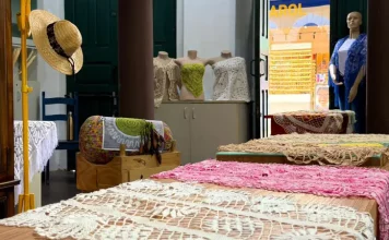 Artesanato em renda de bilro exposto no Armazém da Renda em Florianópolis, com peças produzidas por rendeiras para valorização cultural e comercialização ao público.