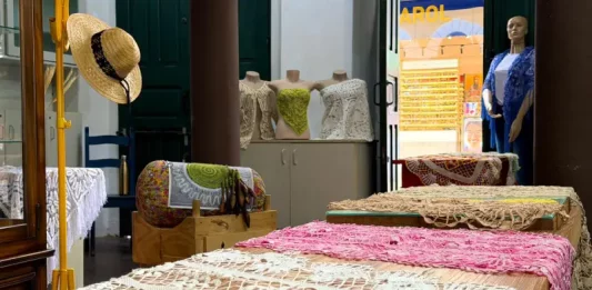 Artesanato em renda de bilro exposto no Armazém da Renda em Florianópolis, com peças produzidas por rendeiras para valorização cultural e comercialização ao público.