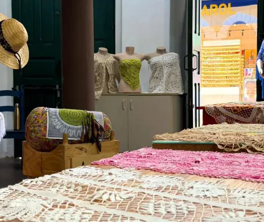 Artesanato em renda de bilro exposto no Armazém da Renda em Florianópolis, com peças produzidas por rendeiras para valorização cultural e comercialização ao público.