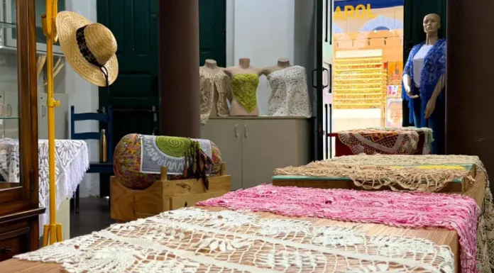 Artesanato em renda de bilro exposto no Armazém da Renda em Florianópolis, com peças produzidas por rendeiras para valorização cultural e comercialização ao público.